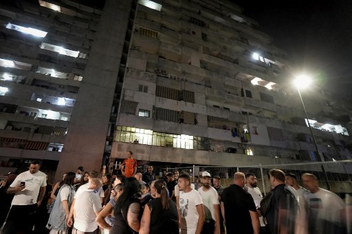 Petugas pemadam kebakaran bekerja sepanjang malam untuk mengevakuasi sekitar 800 warga yang telah menunggu untuk direlokasi sebagai bagian dari proyek ReStart Scampia.