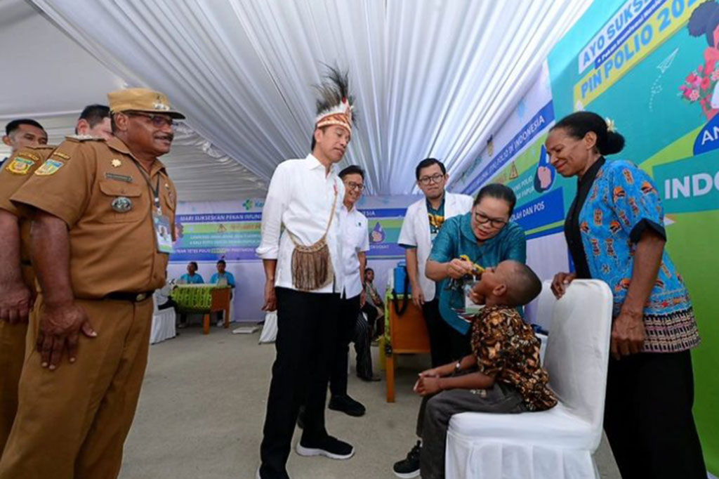 Presiden Jokowi didampingi Ibu Negara Iriana Joko Widodo, meninjau pelaksanaan Pekan Imunisasi Nasional di Posyandu Rawajali III di Perumahan Graha Nendali, Distrik Sentani Timur, Kabupaten Jayapura, Provinsi Papua, Selasa, 23 Juli 2024.