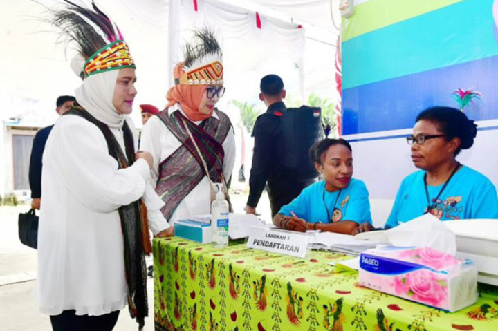 Jokowi menambahkan, di seluruh dunia virus polio itu terjadi lagi, tuberkulosis (TBC) naik, sehingga Indonesia ingin mendahului dengan menggenjot vaksin polio.