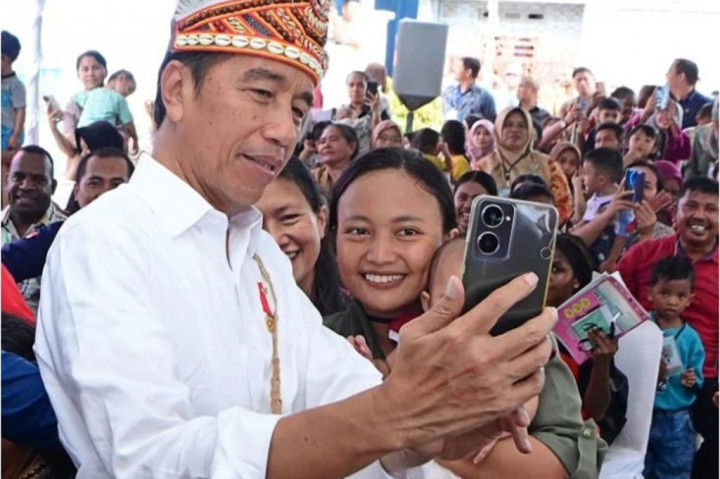 Jokowi berpesan kepada Kementerian Kesehatan dan dinas kesehatan di seluruh Indonesia supaya bergerak cepat sehingga seluruh masyarakat bisa memperoleh vaksin polio supaya tidak terjadi lumpuh layu.