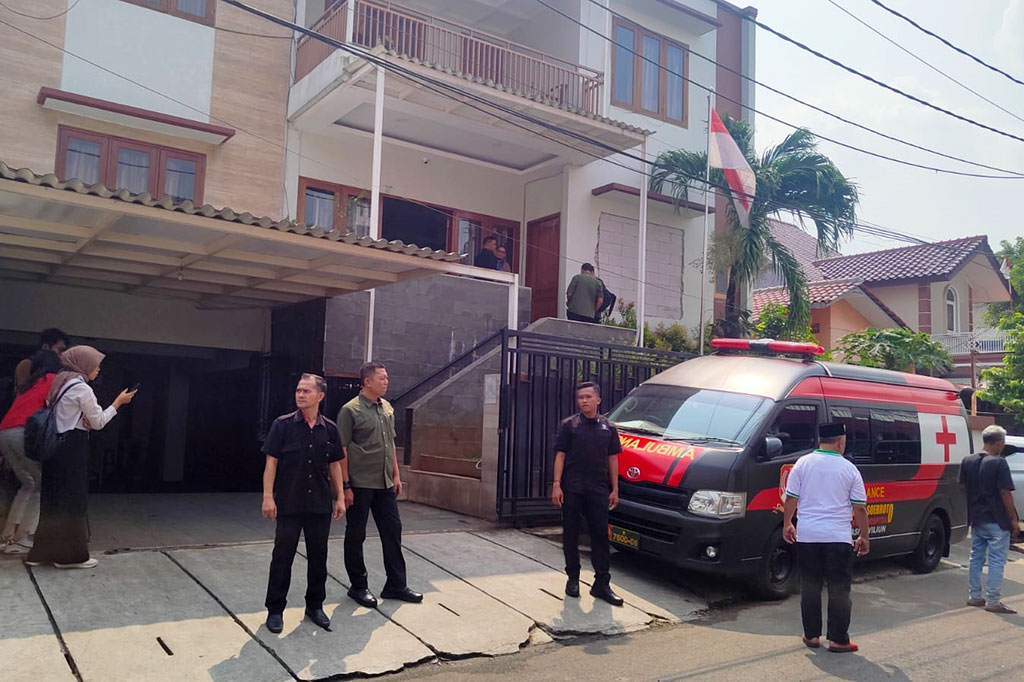 Terlihat mobil ambulance RSPAD Gatot Subroto terparkir di depan rumah duka, sementara beberapa petugas keamanan berjaga.  
