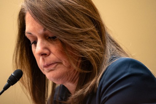 Direktur Dinas Rahasia Amerika Serikat (AS) Kimberly Cheatle, Selasa, 23 Juli 2024, mengundurkan diri, menyusul tekanan dari anggota parlemen atas kegagalan keamanan dalam percobaan pembunuhan terhadap mantan Presiden Donald Trump saat berkampanye.