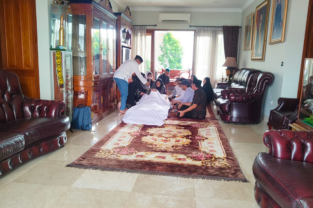 Salah satu pelayat yakni anggota Dewan Pertimbangan Presiden (Wantimpres) Djan Faridz.