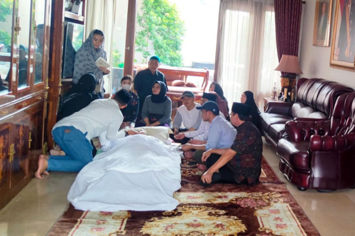 Sementara sejumlah pelayat mulai berdatangan di rumah duka Almarhum Hamzah Haz di Tegalan, Matraman, Jakarta Timur.