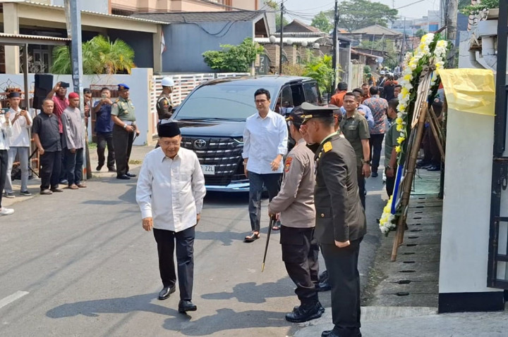 Selain Jokowi, sebelumnya tokoh-tokoh bangsa lainnya sudah berdatangan ke rumah duka, di antaranya Wakil Presiden Ke-10 dan 12 Jusuf Kalla. JK menyampaikan dukacita dan mengajak masyarakat Indonesia untuk mendoakan Almarhum.