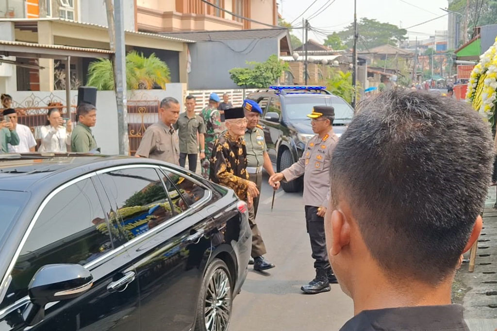 Nampak pula Wakil Presiden Ke-6 Try Sutrisno. Try tiba di lokasi sekitar pukul 12.50 WIB, didampingi oleh pengawalan para anggota Pasukan Pengamanan Presiden (Paspampres).