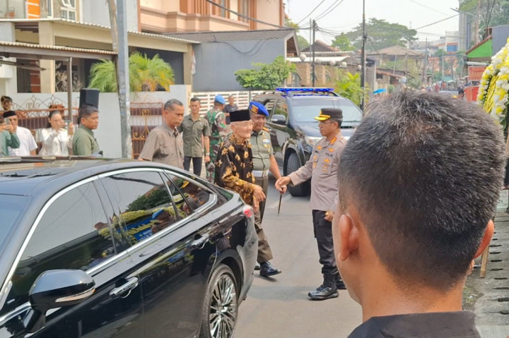 Nampak pula Wakil Presiden Ke-6 Try Sutrisno. Try tiba di lokasi sekitar pukul 12.50 WIB, didampingi oleh pengawalan para anggota Pasukan Pengamanan Presiden (Paspampres).