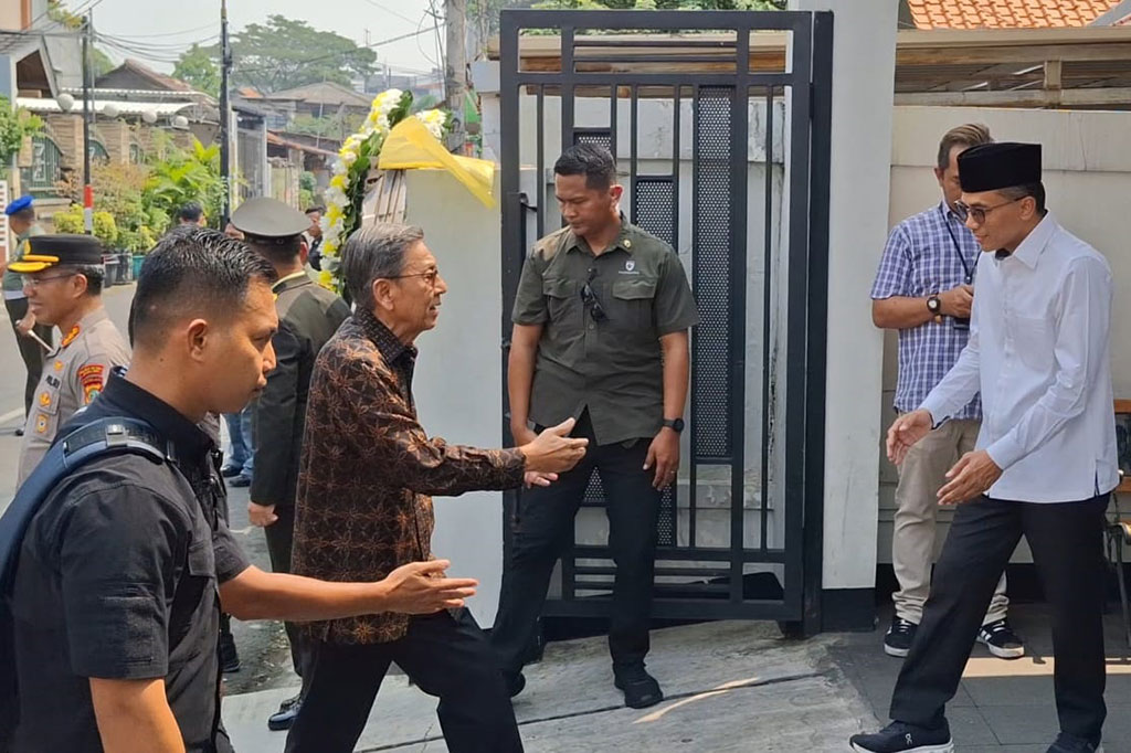 Wakil Presiden Ke-11 Budiono juga bertakziah ke rumah duka Hamzah Haz. Budiono tampak melambaikan tangan dan langsung masuk ke rumah duka.