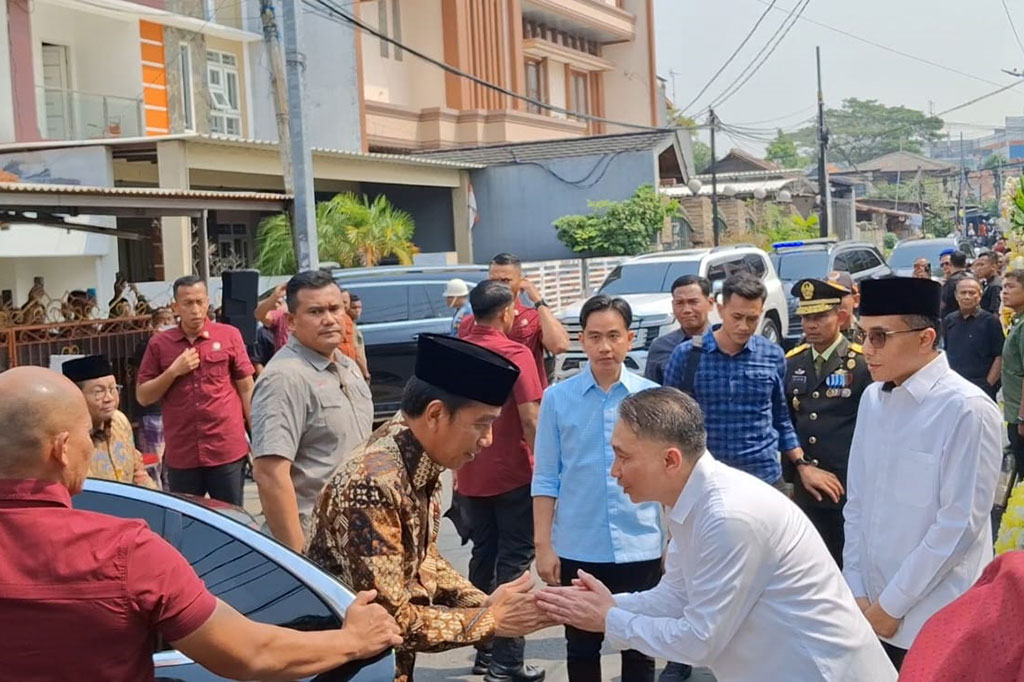 Presiden Joko Widodo bertakziah ke rumah duka Wakil Presiden Ke-9 Hamzah Haz, tokoh bangsa yang wafat pada Rabu, 24 Juli 2024 pagi, di Jalan Tegalan, Matraman, Jakarta Timur. Jokowi didampingi putra sulung sekaligus Wakil Presiden Terpilih Pemilu 2024 Gibran Rakabuming Raka.