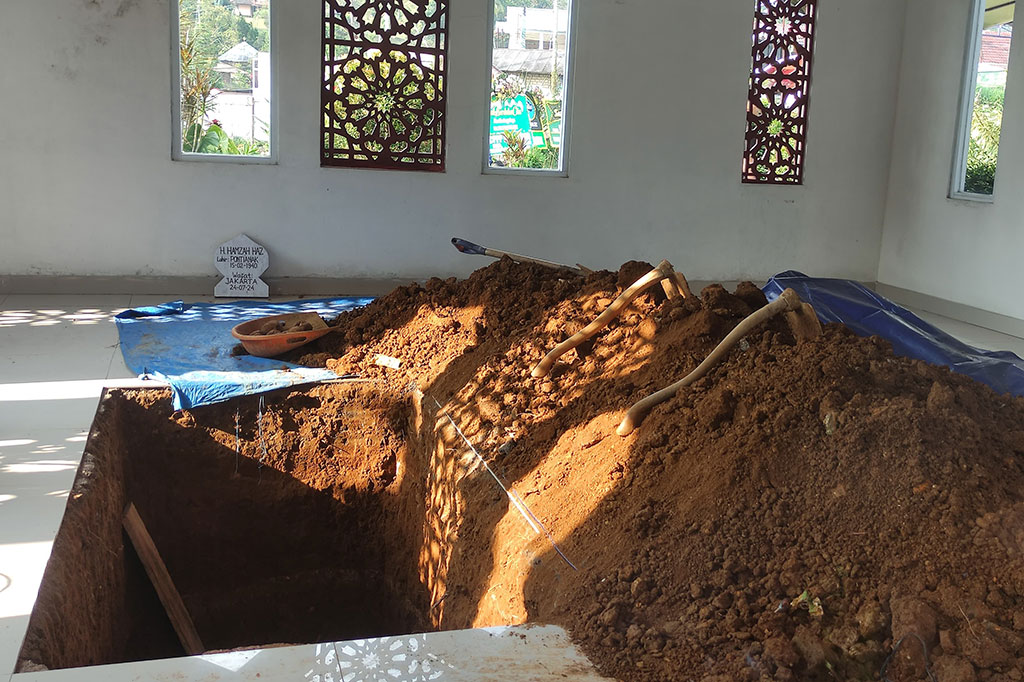 Wakil Presiden ke-9 RI Hamzah Haz meninggal dunia pada Rabu, 24 Juli 2024 pagi WIB. Jenazah rencananya dimakamkan di makam keluarga di Cisarua, Bogor, Jawa Barat. Liang kuburan untuk Almarhum sendiri telah selesai digali.