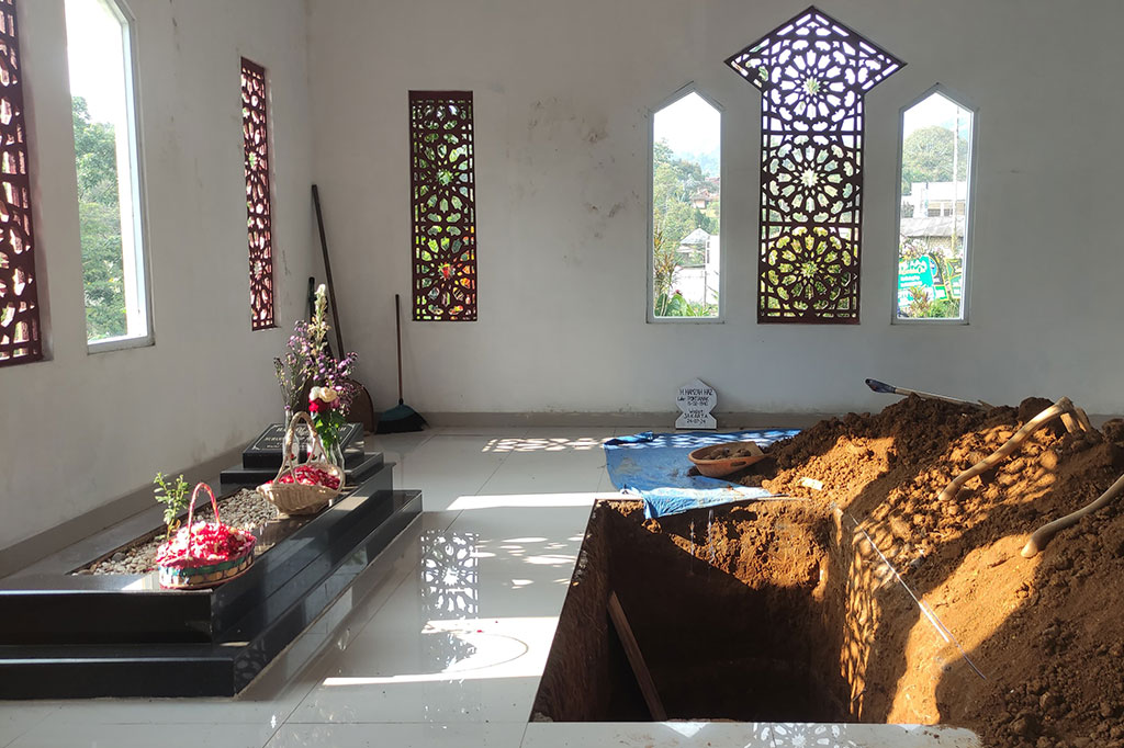 Liang kubur Almarhum berada di samping makam mendiang istrinya Hajjah Asmaniah. Asmaniah meninggal pada 2017.