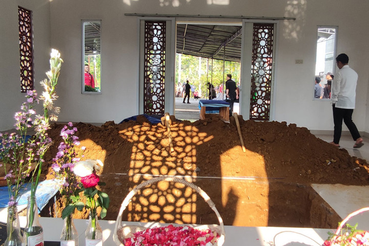 Hamzah Haz akan dimakamkan di Yayasan Al-Ikhlas, Kampng Jogjogan, Desa Jogjogan, Cisarua, Bogor. Pemakaman Almarhum terletak di dalam sebuah pendopo kecil dengan arsitek yang indah tepat di samping Masjid Al-Ikhlas.
