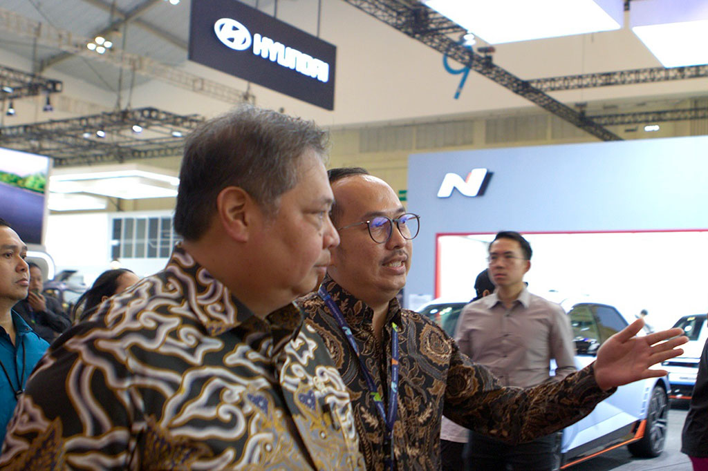 Menteri Koordinator Bidang Perekonomian Airlangga Hartarto mengunjungi booth Hyundai di ajang GAIKINDO Indonesia International Auto Show (GIIAS) 2024 di ICE BSD, Tangerang, Banten, Rabu, 24 Juli 2024. 