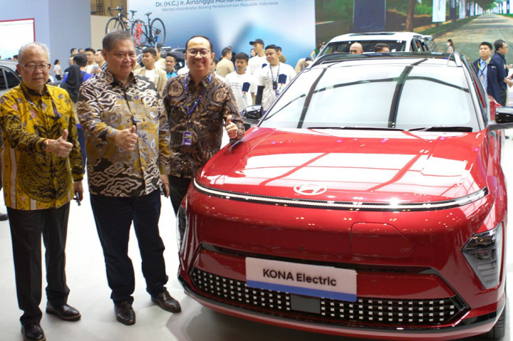Airlangga memprioritaskan agenda kunjungan ke booth Hyundai di GIIAS 2024 untuk melihat langsung all-new KONA Electric yang merupakan EV pertama di Indonesia dengan baterai produksi lokal.  