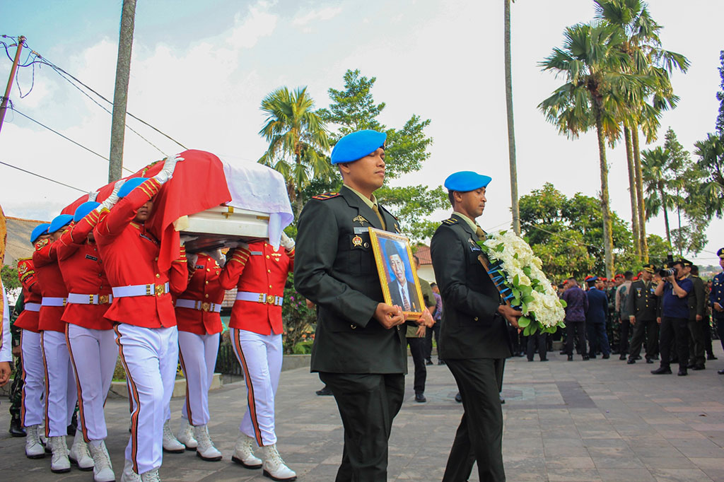 Perwakilan keluarga Hamzah Haz, Zarkasih Nur di tempat yang sama menyampaikan terima kasihnya kepada pemerintah dan masyarakat yang hadir pada upacara pemakaman.