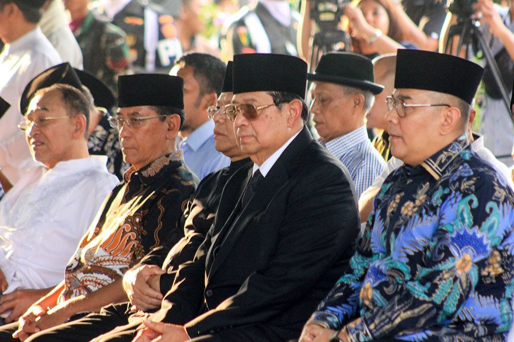 Selain keluarga, hadir juga pada pemakaman tersebut Presiden Ke-6 RI Susilo Bambang Yudhoyono (SBY). SBY tiba sekitar pukul 15.30 WIB