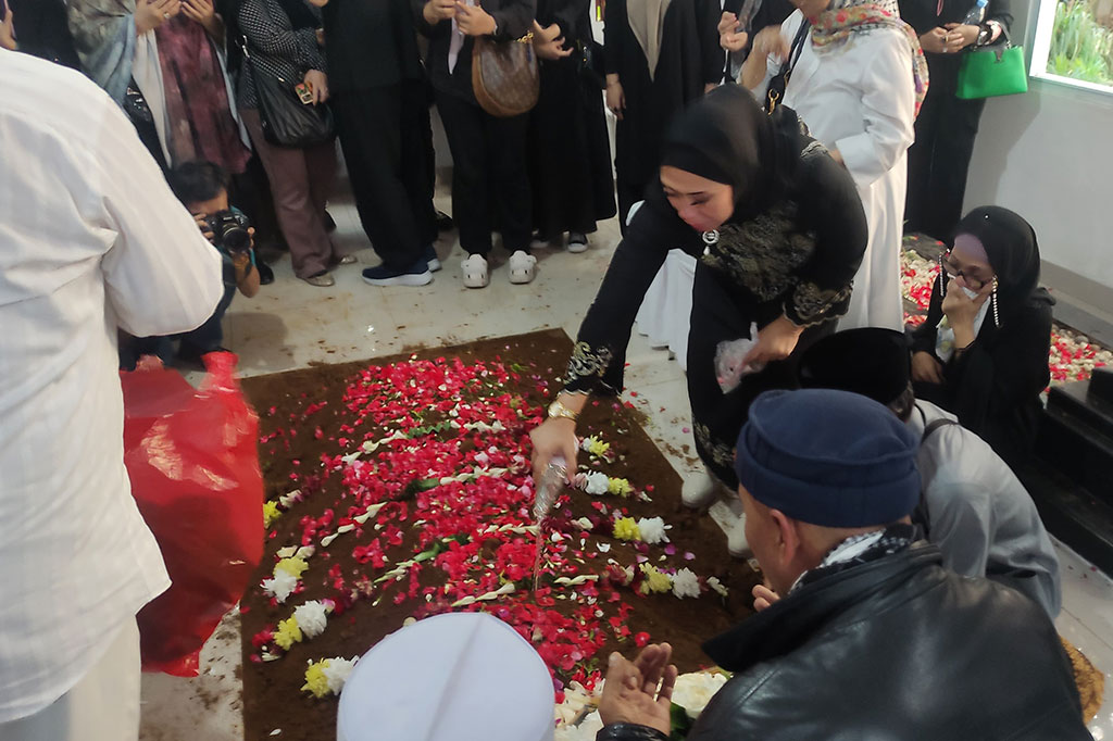 Hamzah Haz dimakamkan di komplek pemakaman keluarga di Yayasan Al-Ikhlas, Kampung Jogjogan, Desa Jogjogan, Cisarua, Bogor. Pemakaman Almarhum terletak di dalam sebuah pendopo kecil dengan arsitek yang indah tepat di samping Masjid Al-Ikhlas.