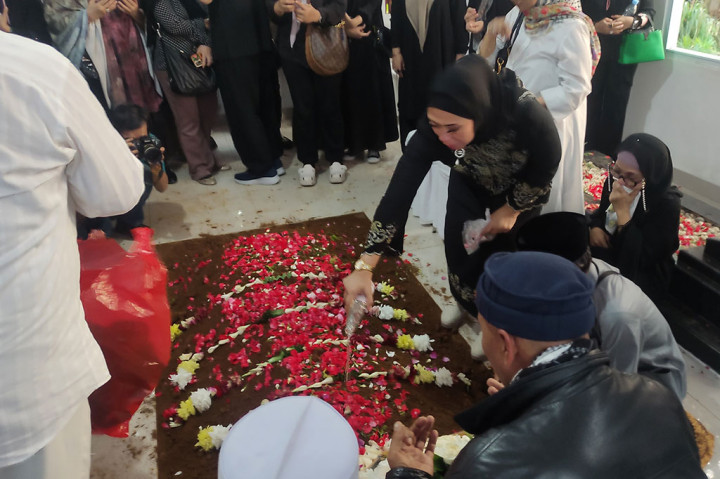 Hamzah Haz dimakamkan di komplek pemakaman keluarga di Yayasan Al-Ikhlas, Kampung Jogjogan, Desa Jogjogan, Cisarua, Bogor. Pemakaman Almarhum terletak di dalam sebuah pendopo kecil dengan arsitek yang indah tepat di samping Masjid Al-Ikhlas.