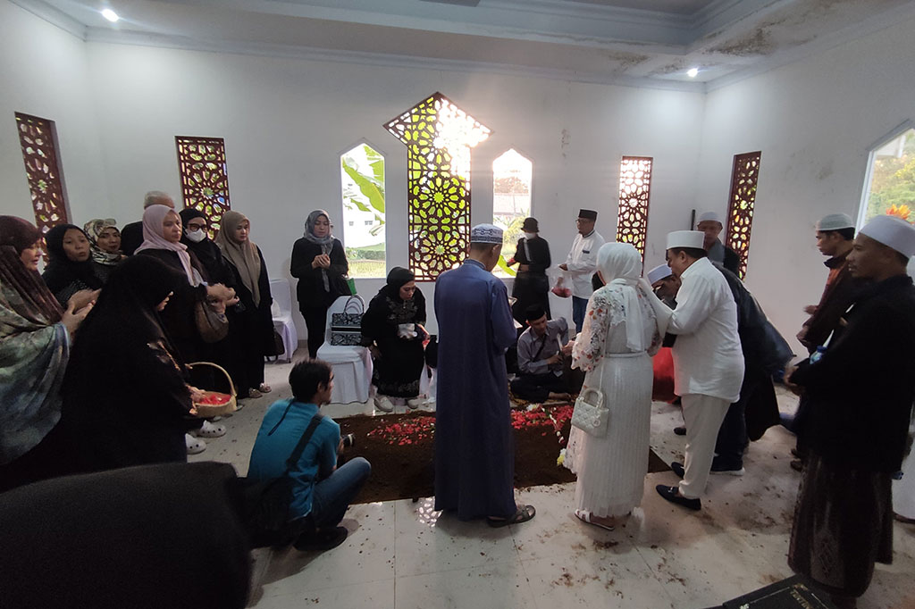 Liang kubur Almarhum berada di samping mendiang istrinya Hajjah Asmaniah. Hj Asmaniah meninggal pada 2017 silam.