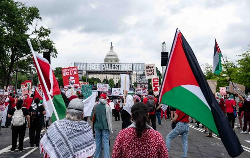 Para pengunjuk rasa memegang bendera Palestina dan membawa spanduk seperti 'Gencatan Senjata sekarang', 'Bebaskan Palestina', 'Hentikan Semua Bantuan Militer AS untuk Israel', 'Akhiri Apartheid, Akhiri Pendudukan'.