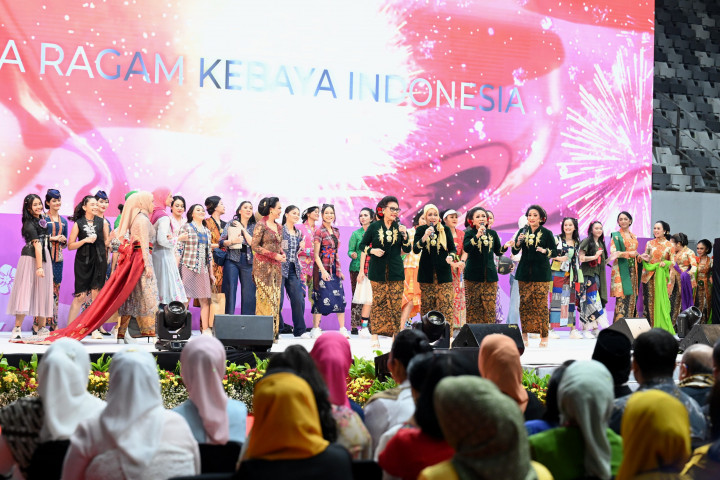 Para peserta acara dihibur dengan penampilan dari sejumlah penyanyi, di antaranya Sundari Soekotjo serta Andien Aisyah, Yuni Shara, Rieka Roeslan, Nina Tamam, dan Iga Mawarni yang tergabung dalam grup vokal 5 Wanita.