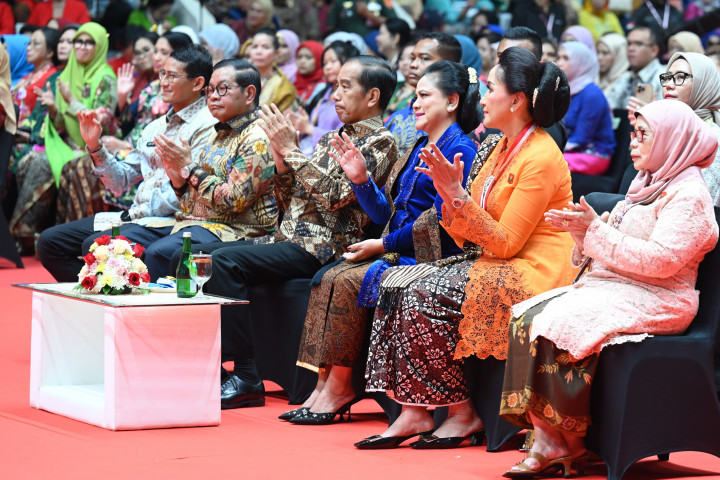 Pada puncak Hari Kebaya Nasional tersebut, Presiden bersama Ibu Iriana dan para hadirin menyaksikan pameran kebaya Indonesia yang diperagakan oleh sejumlah figur publik, di antaranya Widyawati, Prilly Latuconsina, dan Syifa Hadju.