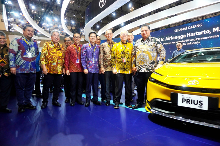 Dalam kunjungannya, Airlangga melihat dan mengamati All New Prius Hybrid Electric Vehicle (HEV) yang ditampilkan TAM. 