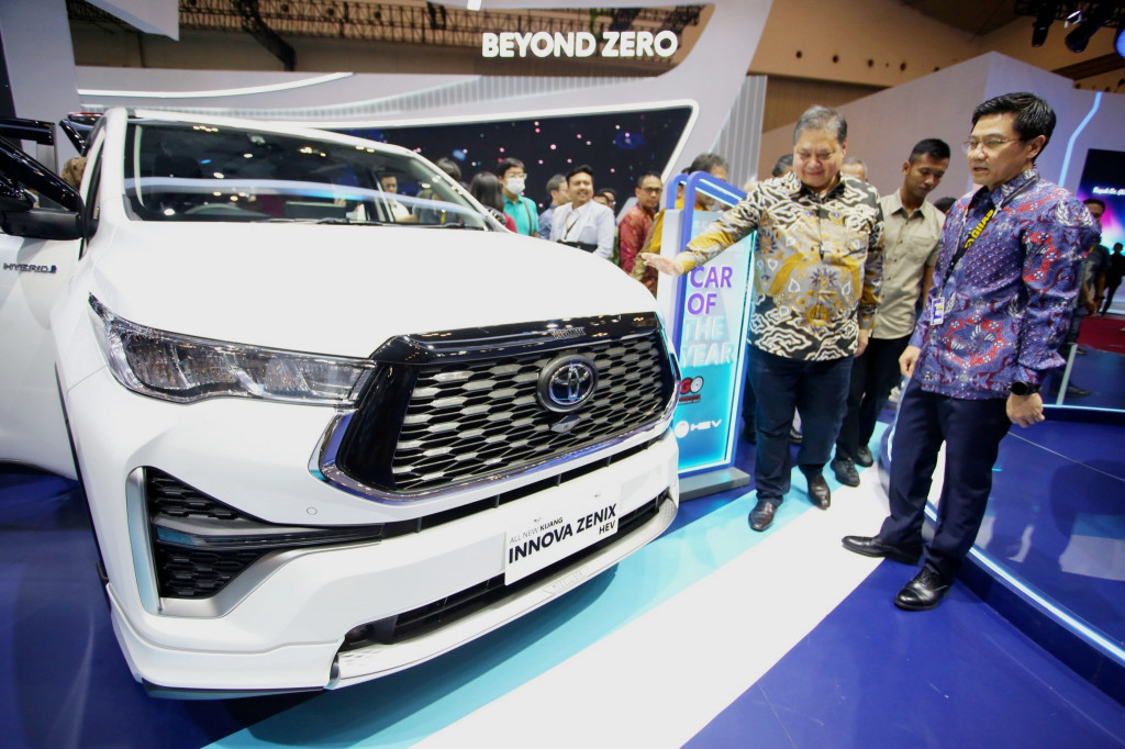 Kijang Innova Zenix HEV merupakan salah satu kontributor utama bagi Toyota dalam memimpin penjualan kendaraan elektrifikasi di Indonesia selama semester pertama 2024 sebanyak 15.017 unit secara whole sales dan menguasai 40% pangsa pasar elektrifikasi nasional, dengan model HEV sebagai kontributor terbesar. 