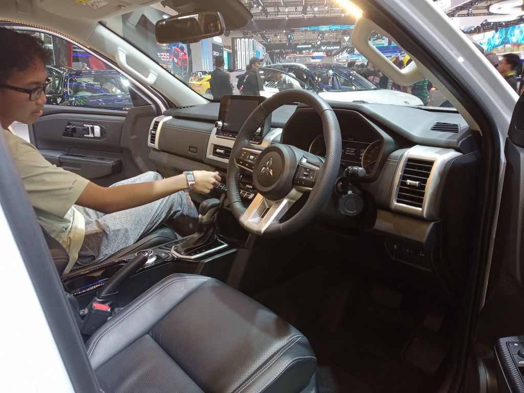 Untuk urusan performa, kendaraan ini hadir dengan mesin diesel turbo 2.4L 4N16 Euro 4 yang lebih bertenaga serta lebih efisien, dengan tenaga maksimal 184 PS/135kw dan torsi sebesar 430 Nm.