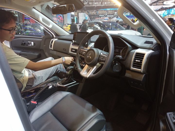 Untuk urusan performa, kendaraan ini hadir dengan mesin diesel turbo 2.4L 4N16 Euro 4 yang lebih bertenaga serta lebih efisien, dengan tenaga maksimal 184 PS/135kw dan torsi sebesar 430 Nm.