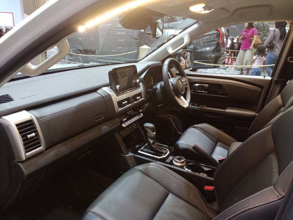 Tidak hanya itu, kendaraan ini juga memberikan berbagai komponen, yang membuat nyaman para penggunanya seperti bahan kulit dengan detail jahitan pada kursi, 8-inch Audio Head Unit, 7 Drive Mode, Dual Zone Climate Control, Wireless Charger, hingga 7-inch color LCD multi-information display. 