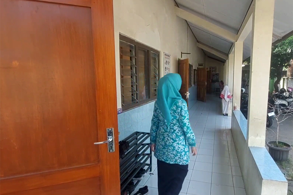 Pihak sekolah telah berulang kali melaporkan kondisi tersebut kepada dinas terkait, namun belum ada tindakan hingga kini. Pihak sekolah berharap dinas terkait segera turun tangan untuk memberikan jalan keluar atas kondisi tersebut.