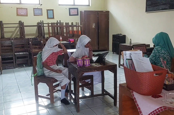 Aktivitas belajar mengajar di kelas 1 SDN 2 Bulungcangkring, Kudus, Jawa Tengah, layaknya belajar privat. Bagaimana tidak, dalam satu kelas hanya ada dua murid, satu murid merupakan siswa baru, sementara satu lainnya  siswa yang tinggal kelas di tahun kemarin karena kurang umur.