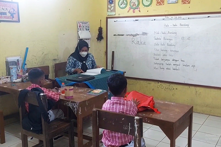 Plt Kepala Sekolah SDN 2 Bulungcangkring, Sutipah, mengatakan, kondisi SDN yang kekurangan murid sudah terjadi sejak beberapa tahun terakhir. Hal ini disebabkan kondisi sarana prasarana kurang memadai dan gedung SD yang terpisah, serta adanya isu regrouping yang membuat orang tua calon siswa takut untuk mendaftarkan anaknya.
