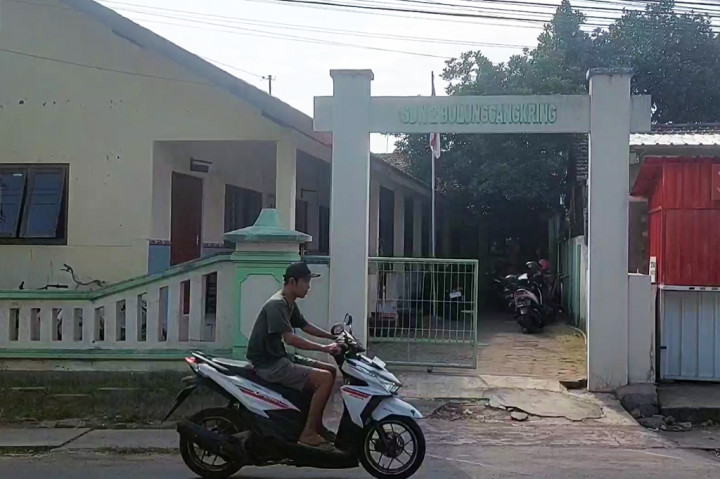 Sebuah sekolah dasar (SD) di Kudus, Jawa Tengah, hanya mendapat satu murid di tahun ajaran baru 2024/2025. Menurunnya minat orang tua menyekolahkan anaknya di SD tersebut diduga akibat sarana prasarana sekolah yang kurang memadai.