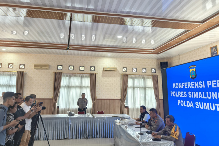 Polisi menangkap JA (49), GA alias Gio (28) dan TA warga Jalan Lumban Ambarita di sekitar area Hutan Tanaman Industri TPL Sektor Aek Nauli, Sihaporas Kabupaten Simalungun.