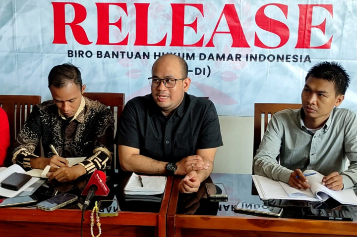 Kuasa hukum keluarga almarhumah Dini Sera Alfrianti kecewa dengan putusan majelis hakim Pengadilan Negeri Surabaya yang membebaskan terdakwa Ronald Tannur. Kuasa hukum menilai banyak kejanggalan dengan putusan bebas itu.