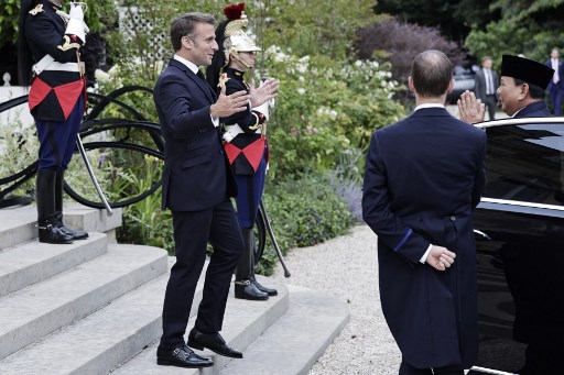 Presiden Prancis Emmanuel Macron (kiri) menyambut Menteri Pertahanan Indonesia dan Presiden terpilih Prabowo Subianto saat tiba untuk jamuan makan malam di Istana Kepresidenan Elysee di Paris, Rabu, 24 Juli 2024.