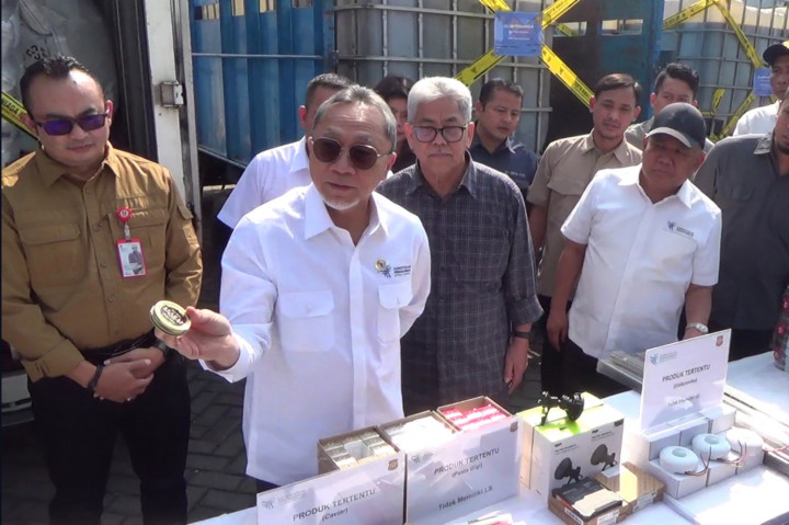 Menteri Perdagangan Zulkifli Hasan memusnahkan produk impor ilegal senilai Rp5 miliar di kawasan Tambak Sawah, Kecamatan Waru, Kabupaten Sidoarjo, Jawa Timur, Kamis, 25 Juli 2024.
