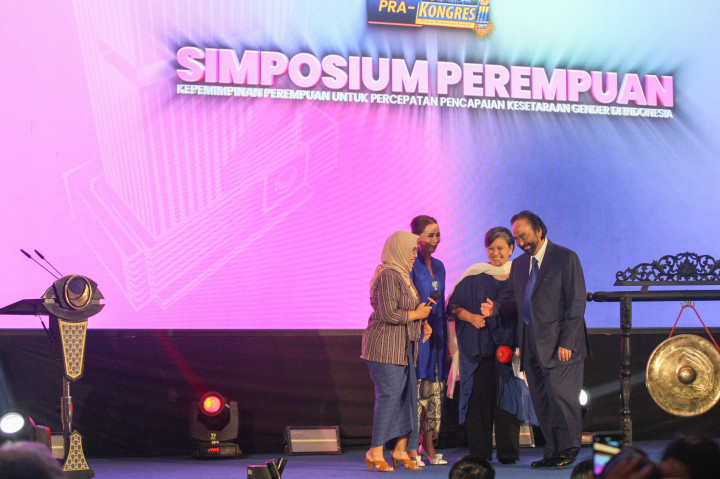 Dia mengatakan tidak ada halangan bagi perempuan untuk menjadi ketua umum partai politik di Indonesia. Menurutnya Presiden Republik Indonesia pun sudah ada yang berasal dari kaum perempuan.