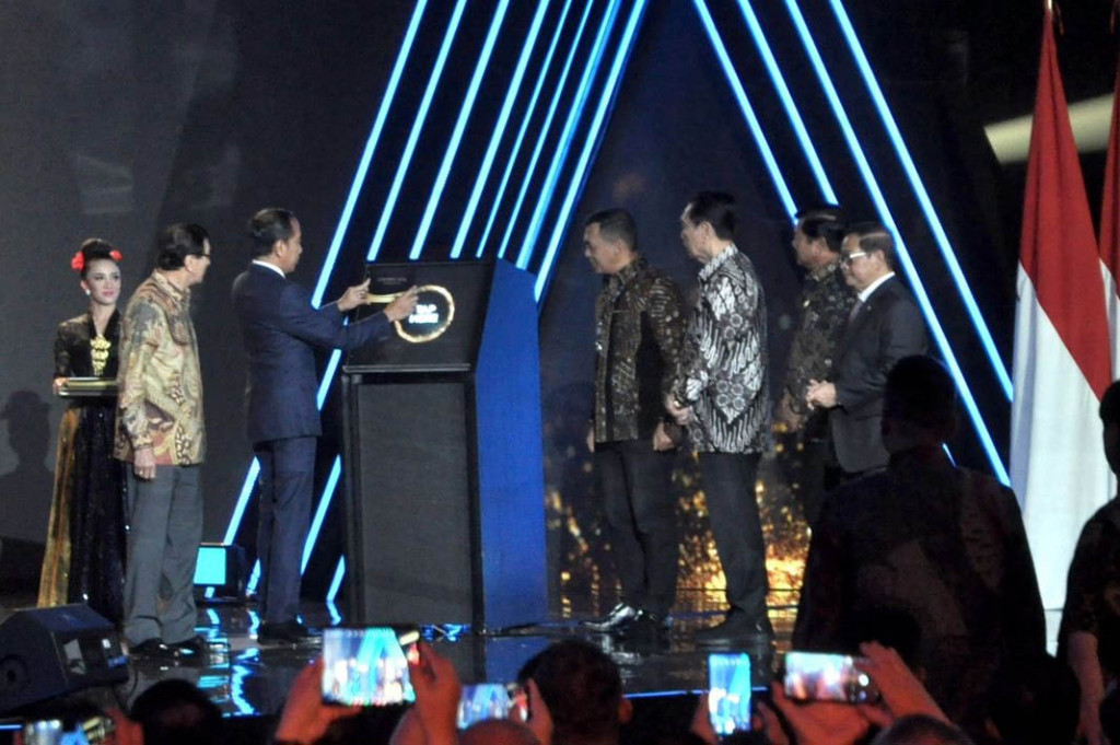 Setelah memberikan sambutan, Presiden Jokowi menyerahkan fasilitas Golden Visa pertama tersebut untuk Shin Tae-yong setelah resmi diluncurkan secara simbolis bersama Menteri Hukum dan HAM Yasonna Laoly, Menko Maritim dan Investasi Luhut Binsar Pandjaitan dan Dirjen Imigrasi Kemenkumham Silmy Karim.