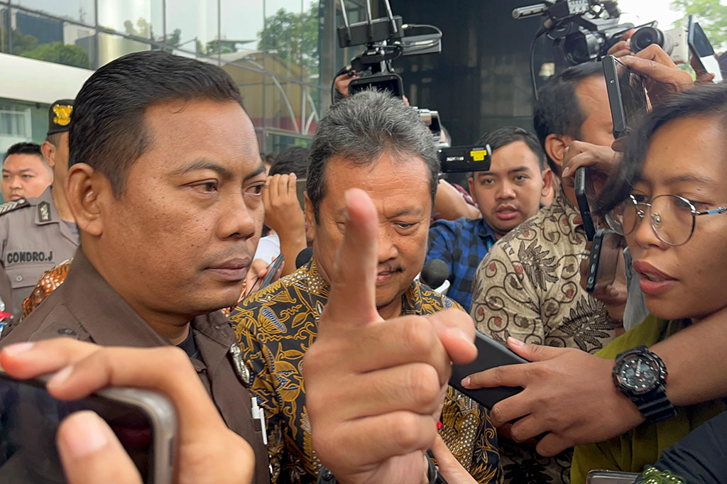 Dia membantah terlibat dalam penyidikan yang sedang diusut KPK. Trenggono bahkan menegaskan tidak menerima uang apapun atas seluruh cecaran pertanyaan penyidik yang sudah diberikan kepadanya.