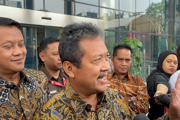 Trenggono enggan memerinci kasus yang ditanyakan penyidik. Tapi, kata dia, perkaranya terjadi pada 2017 sampai 2018. “Yang saya tahu saya sampaikan yang tidak saya tahu ya saya tidak sampaikan,” ucap Trenggono.