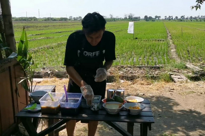 Dimas Eka Prasetya, 21, seorang mahasiswa di Kabupaten Sidoarjo, Jawa Kedai es ketan hitam tobrut itu terletak di Desa Kebaron, Kecamatan Wonoayu, Kabupaten Sidoarjo. Tempat ini setiap hari ramai didatangi pembeli untuk merasakan nikmatnya es ketan hitam tobrut, kepanjangan dari toping brutal.Timur berjualan es ketan hitam tobrut (toping brutal), dengan pemandangan sawah di kawasan Wonoayu kabupaten setempat. 