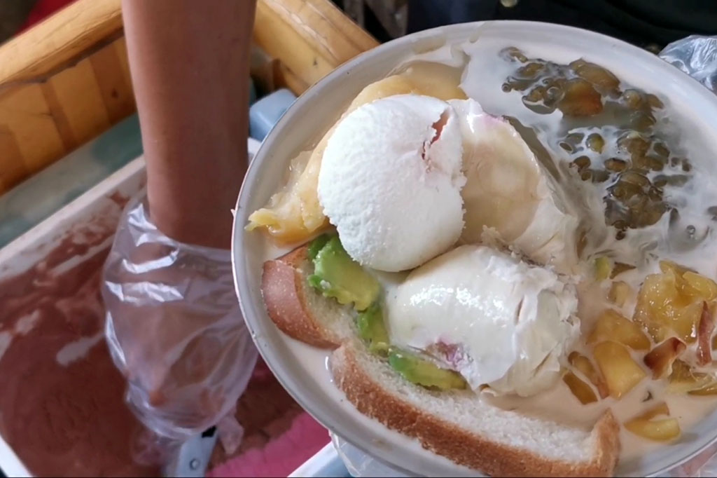 Paduan es teller dengan ketan hitam ternyata banyak disukai konsumen, sehingga terjual ratusan mangkok setiap harinya.