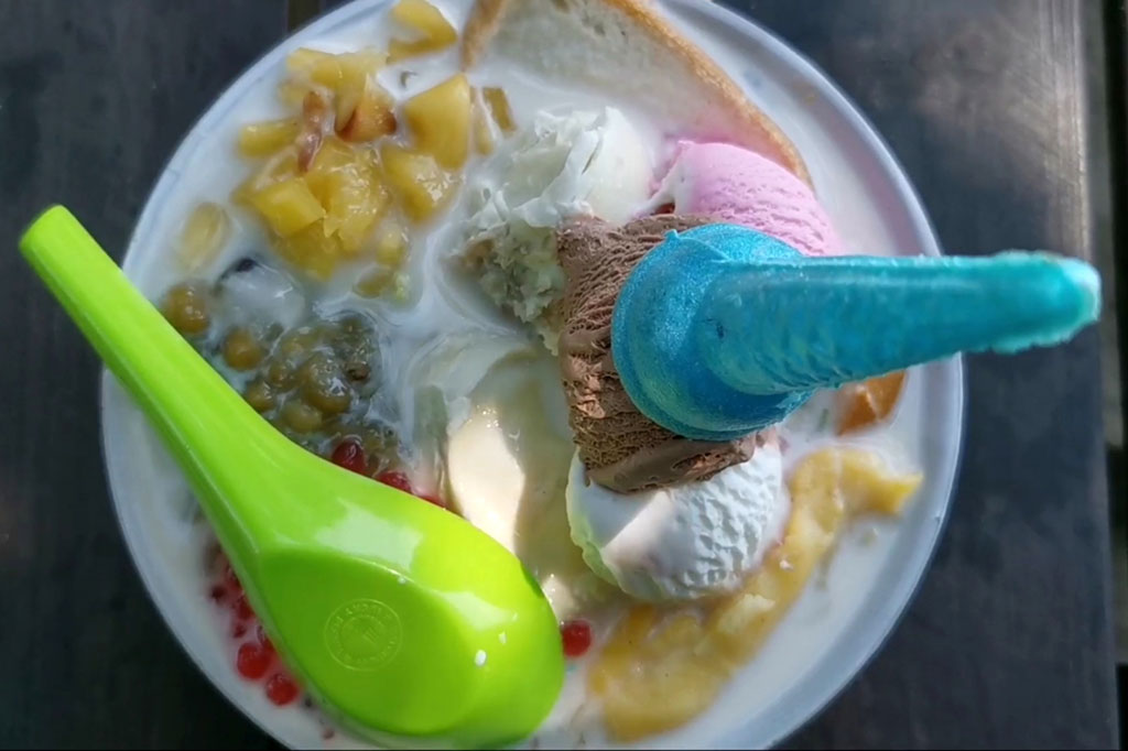 Kedai es ketan hitam tobrut itu terletak di Desa Kebaron, Kecamatan Wonoayu, Kabupaten Sidoarjo. Tempat ini setiap hari ramai didatangi pembeli untuk merasakan nikmatnya es ketan hitam tobrut, kepanjangan dari toping brutal.