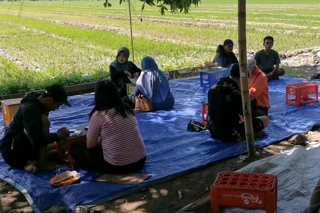 Ternyata paduan es teller dengan ketan hitam banyak yang menyukainya. Tak heran di kedai sederhana ini, bisa terjual ratusan mangkok es ketan hitam tobrut dalam sehari.