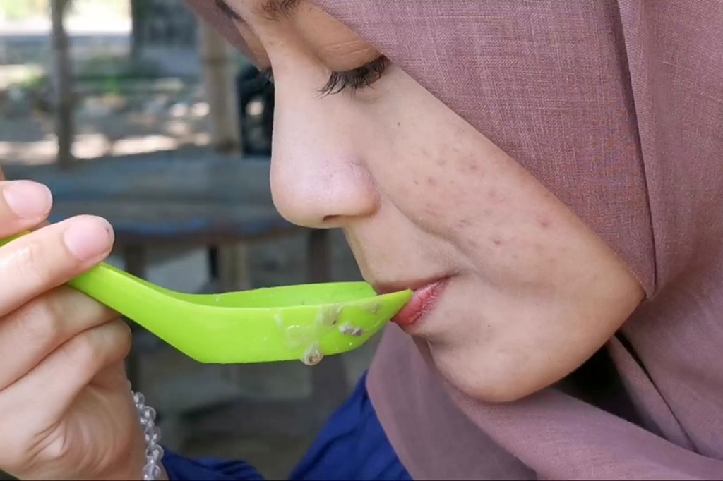 Rossa,19, salah satu pelanggan mengatakan, dia sudah beberapa kali datang menikmati es ketan hitam tobrut. Menurut Rossa, selain terasa segar, es ketan hitam tobrut bisa mengenyangkan. 