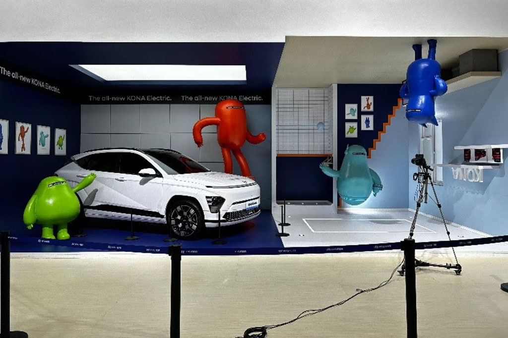 Photobooth Hyundai di GIIAS 2024 tidak hanya memberikan pengalaman berfoto yang menyenangkan, tetapi juga menghadirkan kesempatan bagi pengunjung untuk mengenal lebih dekat dengan produk dan teknologi terbaru yang ditawarkan oleh Hyundai.