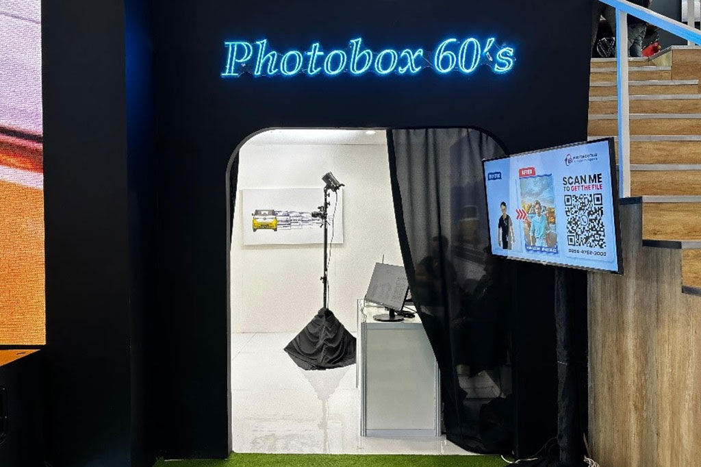 Volkswagen hadirkan photobox AI yang inovatif bertema tahun 60-an di GIIAS 2024.